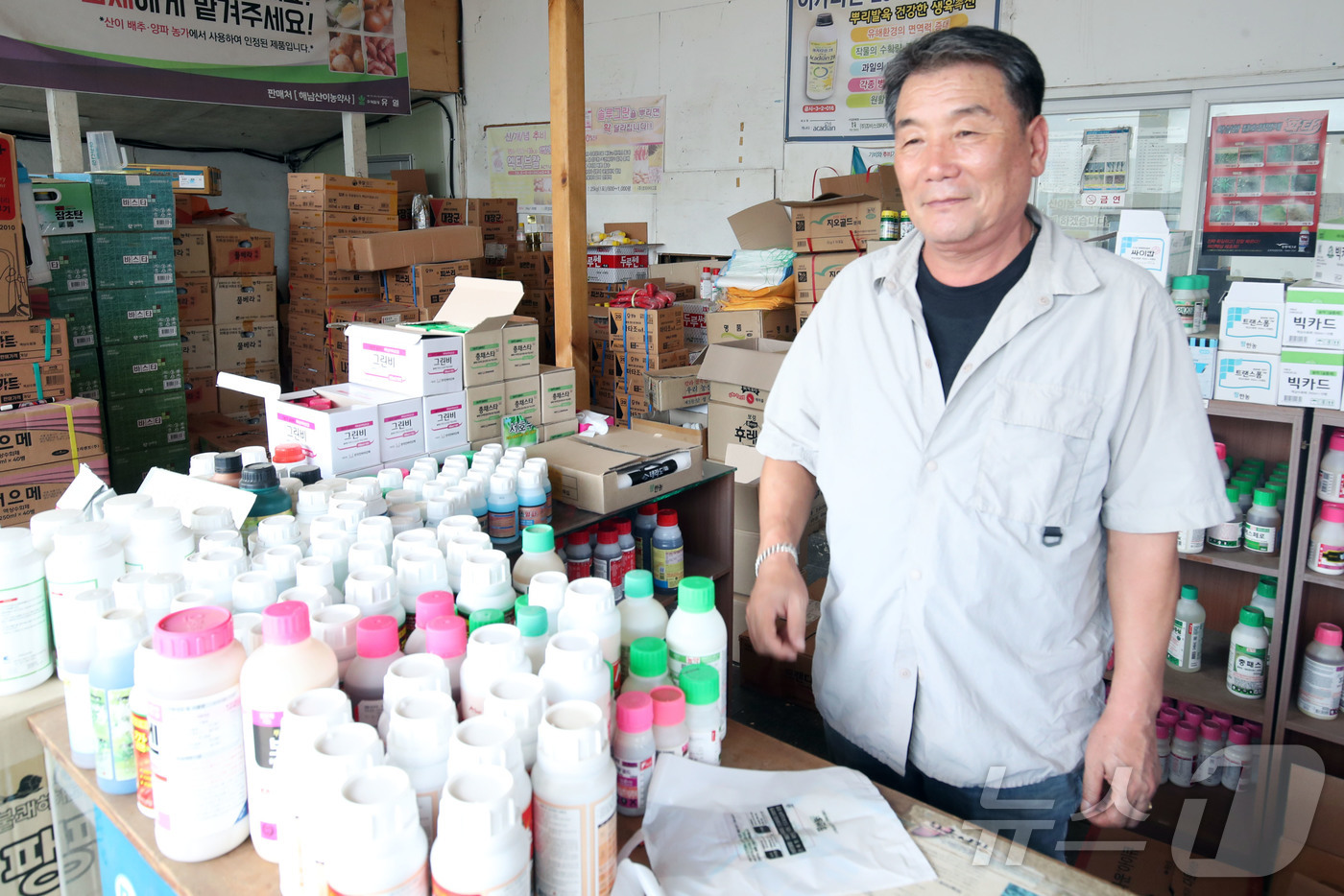 (해남=뉴스1) 조수민 기자 = 25일 전남광주 해남군 산이면의 한 농약사에서 관계자가 연속된 지진 진동으로 인한 낙하 사고 및 재산 피해를 막기 위해 유리병 농약 용기 등 진열대 …