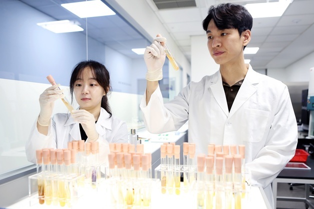 "15년 마이크로바이옴 연구 결실"…코스맥스, 맞춤형 뷰티 시대 연다