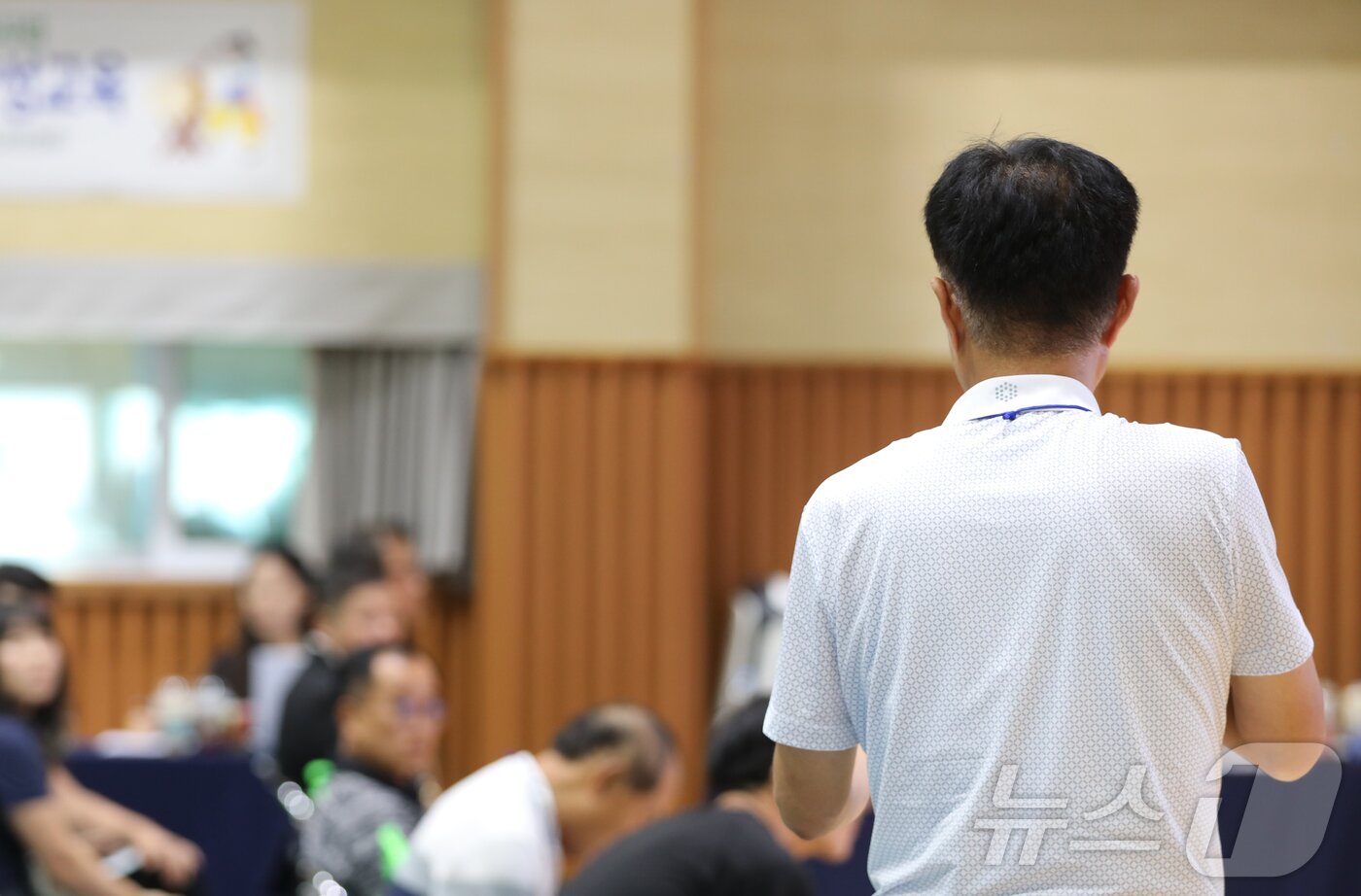 본문 이미지 - 25일 오후 전남광주 영광군 홍농읍커뮤니티센터에서 열린 한빛원자력본부 부지 내 사용후핵연료 저장시설 설명회에 참석한 주민이 질의하고 있다. ⓒ 뉴스1 안재영 기자