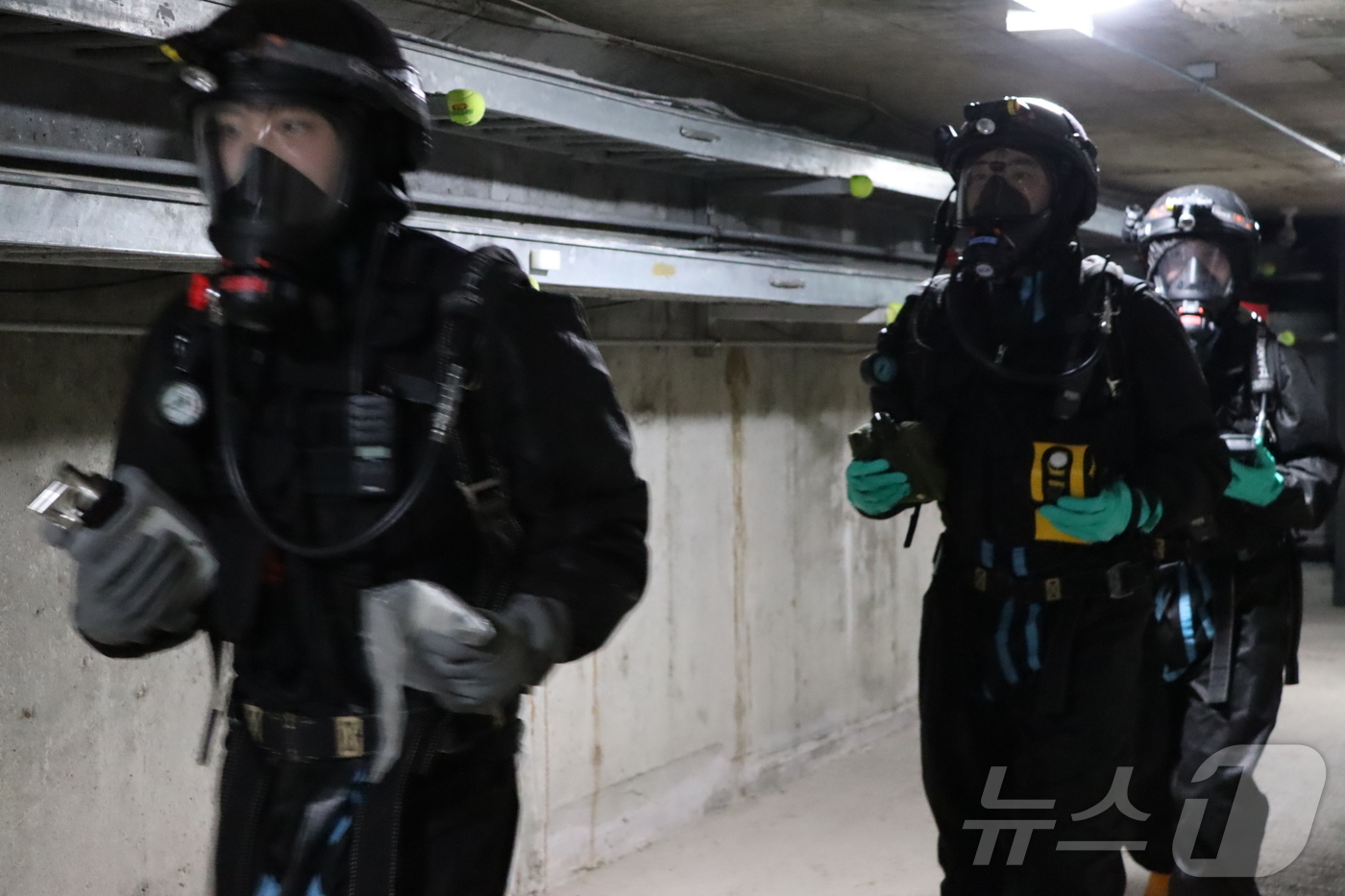 (대전=뉴스1) 김기태 기자 = 25일 대전 서구 둔산공동구 일대에서 진행된 국가중요시설 통합방호훈련에서 32보병사단 대산여단 장병들이 훈련을 실시하고 있다.(부대 제공. 재판매 …