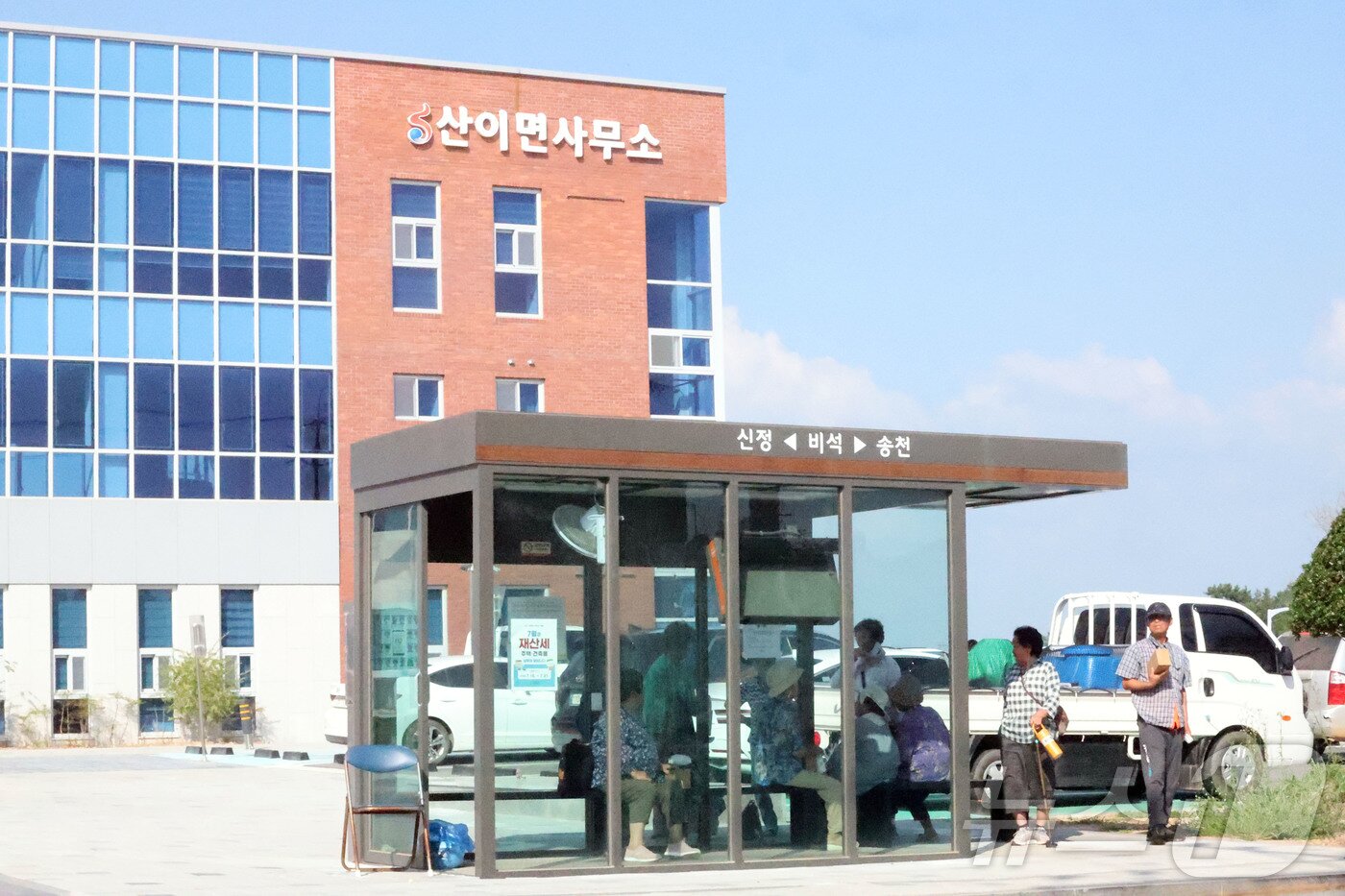 본문 이미지 - 25일 전남광주 해남군 산이면사무소 앞 버스정류장에서 어르신들이 모여 앉아 있는 모습. ⓒ 뉴스1 조수민 기자