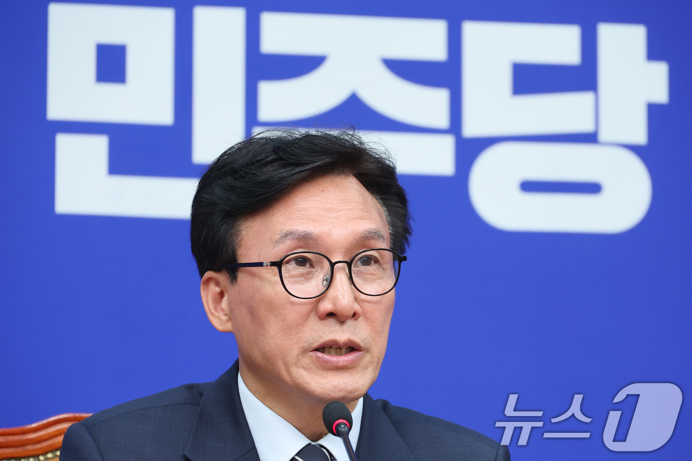 (서울=뉴스1) 신웅수 기자 = 김민석 더불어민주당 대표가 25일 서울 여의도 국회에서 민주당 혁신특별기구 '메가 텐' 인선 관련 브리핑을 하고 있다. 2026.8.25/뉴스1