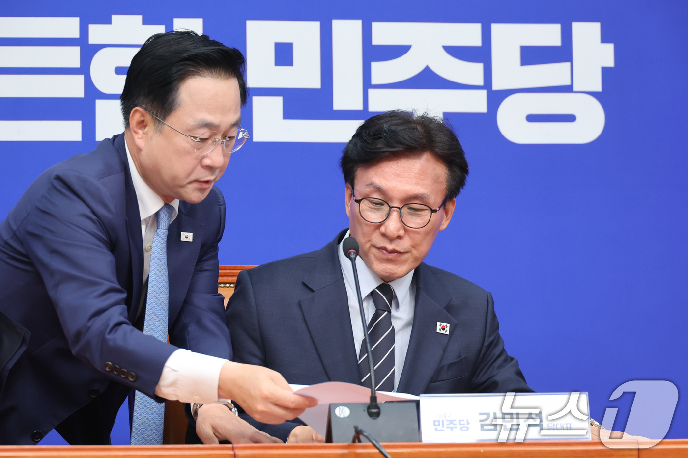 (서울=뉴스1) 신웅수 기자 = 김민석 더불어민주당 대표가 25일 서울 여의도 국회에서 열린 민주당 혁신특별기구 '메가 텐' 인선 관련 브리핑에서 자료를 살펴보고 있다. 2026. …