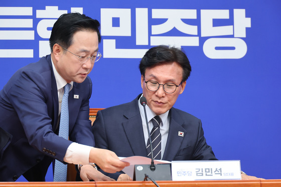 자료 살펴보는 김민석