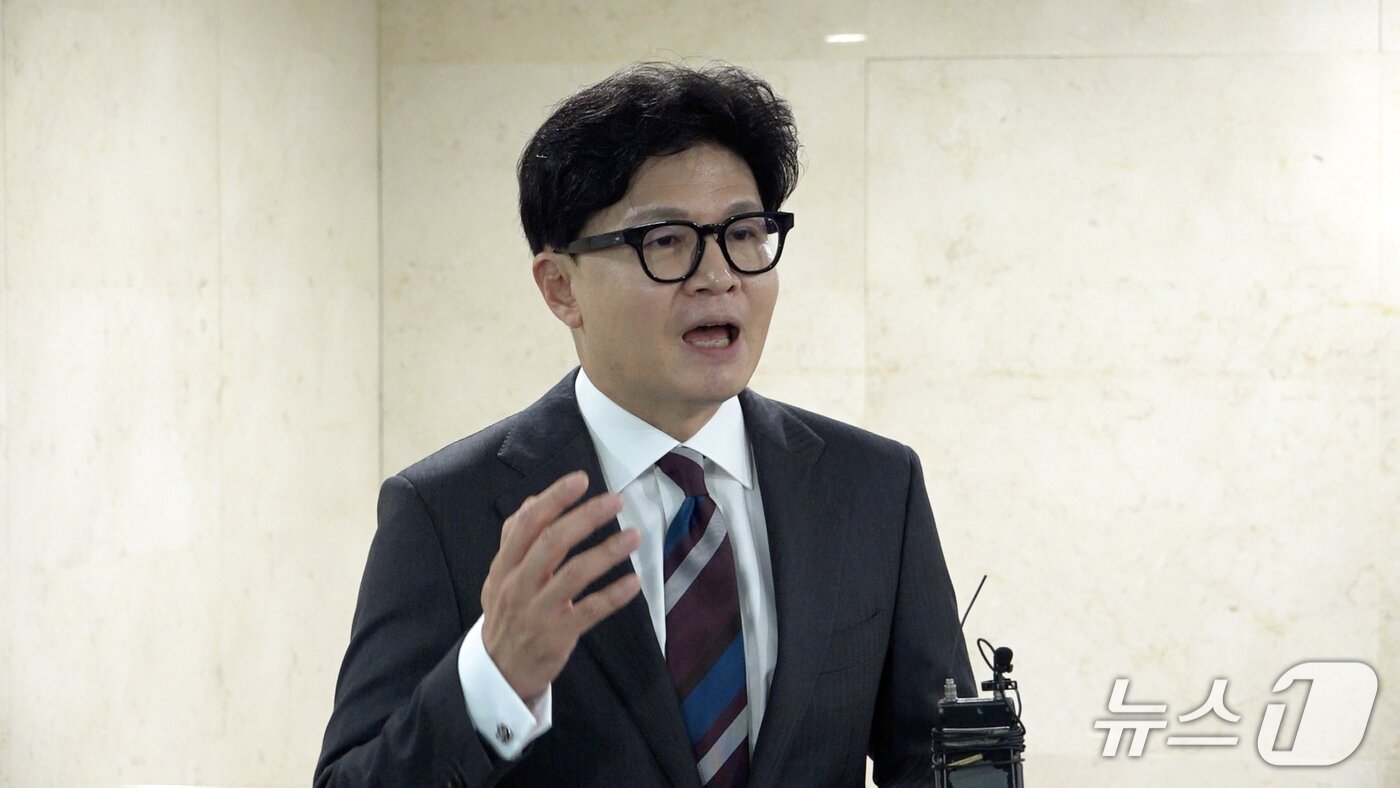 본문 이미지 - 한동훈 무소속 의원이 25일 서울 여의도 국회에서 국민의힘 미래혁신포럼 세미나에 참석한 뒤 기자들의 질문에 답하고 있다.