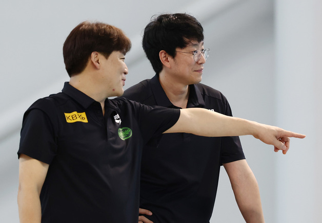 대표팀 훈련 보며 미소 보이는 김효열 감독