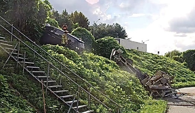 용인 도로서 레미콘 8m 낭떠러지 추락…70대 운전자 "브레이크 고장"