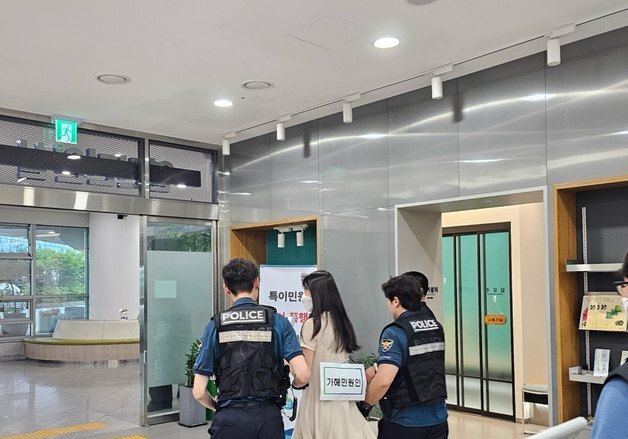 "폭언·기물파손 민원인 대응 이렇게"…경기도, 민원실서 모의훈련