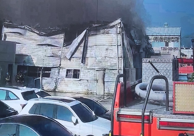 부산 강서구 과자 보관창고서 불…인접 건물 확산 저지에 총력