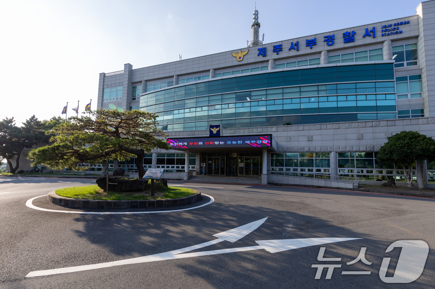 (제주=뉴스1) 안은나 기자 = 경찰청은 25일 장미란 씨(37) 실종 사건 허위 종결에 대한 지휘 책임을 물어 제주서부경찰서장을 포함한 지휘라인 4명 전원을 대기발령 조치했다고 …