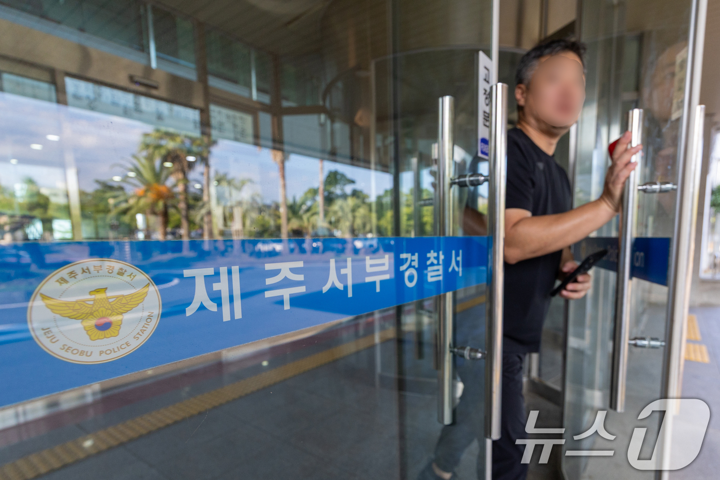 (제주=뉴스1) 안은나 기자 = 경찰청은 25일 장미란 씨(37) 실종 사건 허위 종결에 대한 지휘 책임을 물어 제주서부경찰서장을 포함한 지휘라인 4명 전원을 대기발령 조치했다고 …