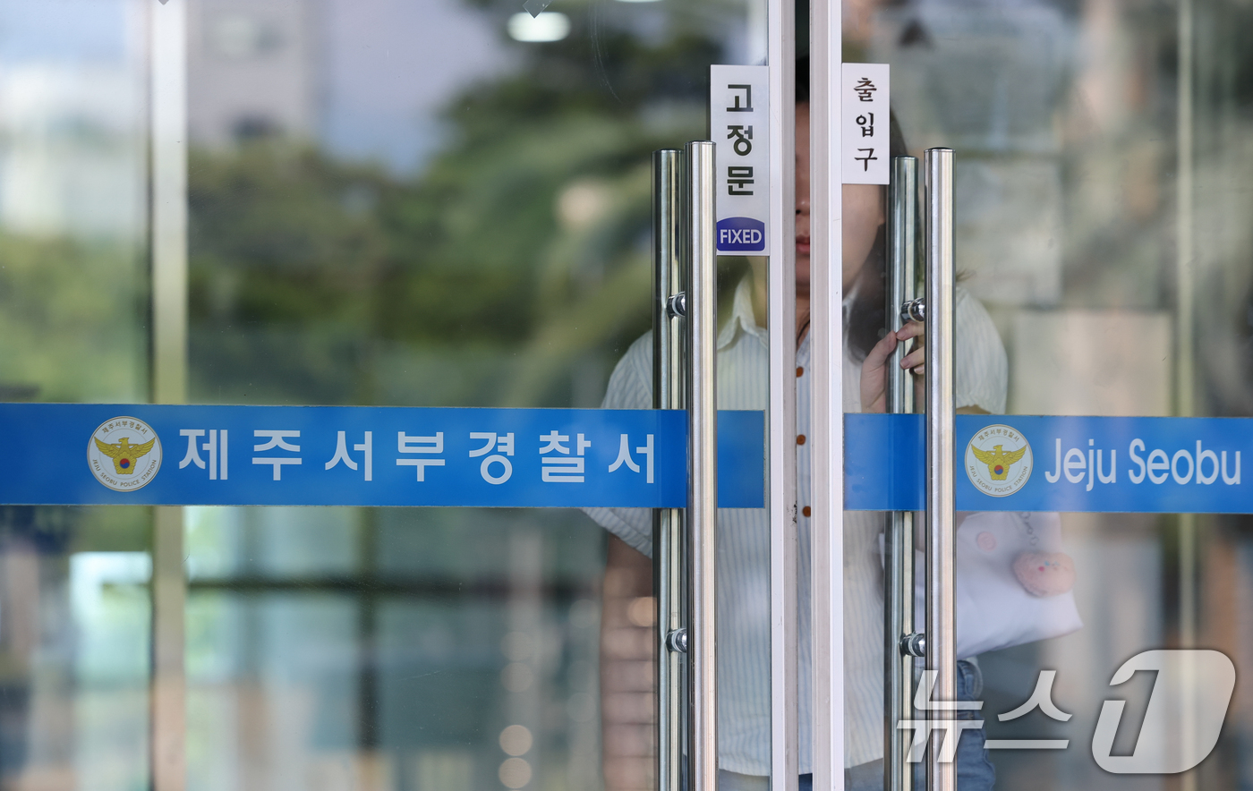 (제주=뉴스1) 안은나 기자 = 경찰청은 25일 장미란 씨(37) 실종 사건 허위 종결에 대한 지휘 책임을 물어 제주서부경찰서장을 포함한 지휘라인 4명 전원을 대기발령 조치했다고 …