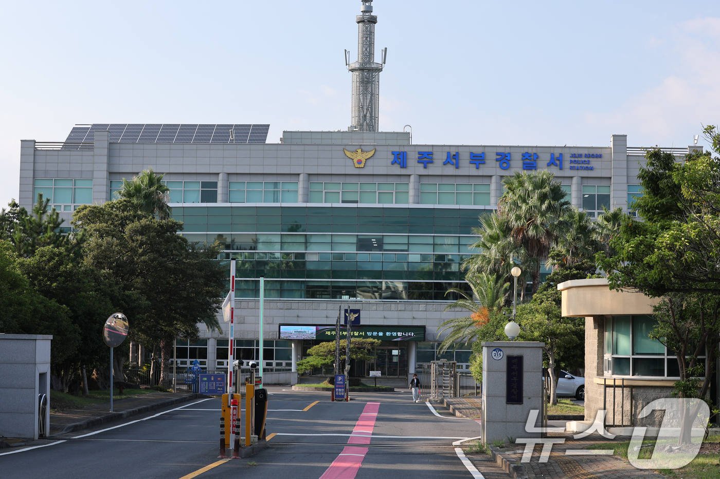 (제주=뉴스1) 안은나 기자 = 경찰청은 25일 장미란 씨(37) 실종 사건 허위 종결에 대한 지휘 책임을 물어 제주서부경찰서장을 포함한 지휘라인 4명 전원을 대기발령 조치했다고 …