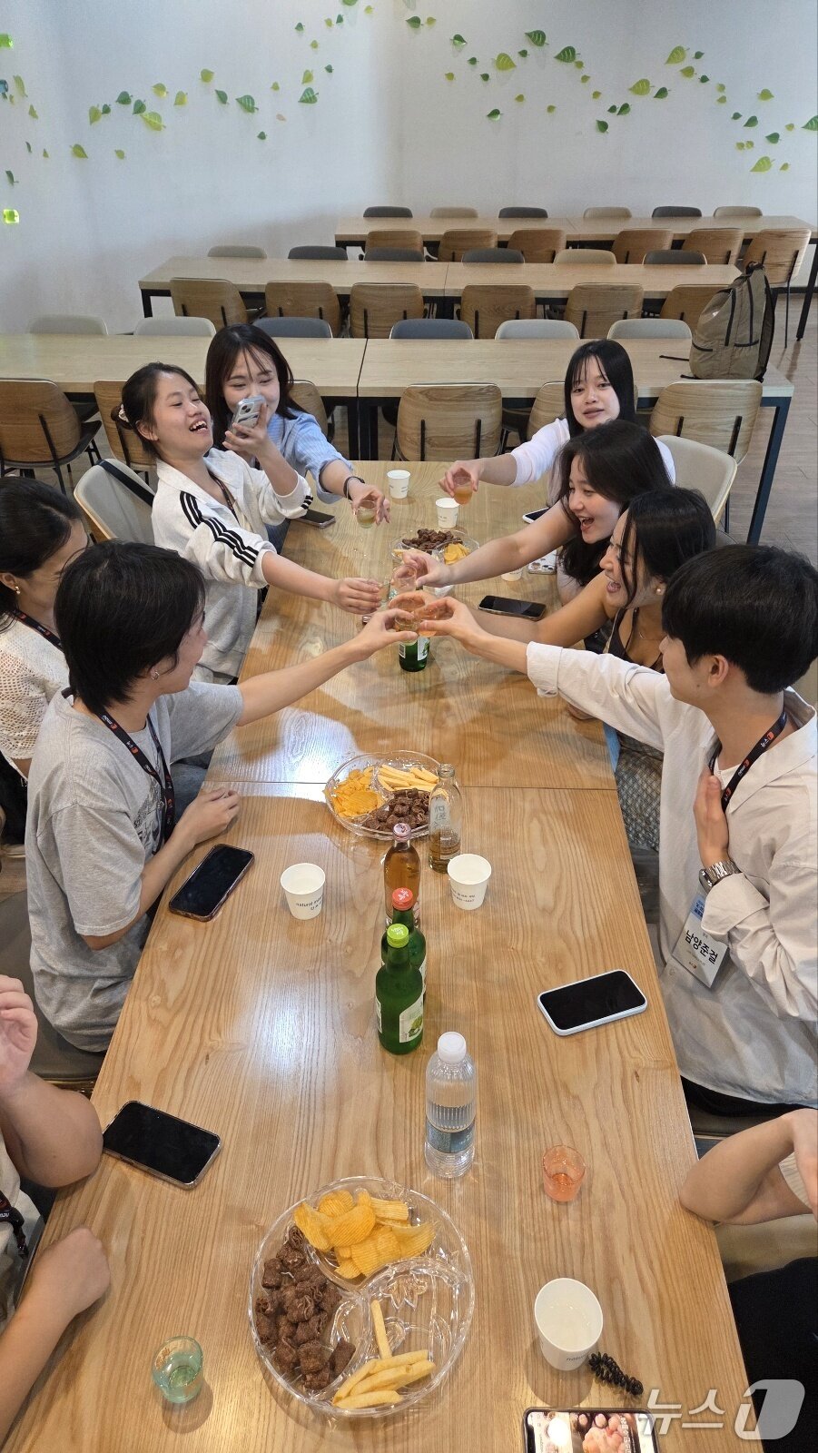 본문 이미지 - 25일 오후 경기도 하이트진로 이천공장에서 시음하는 모습. 2026.8.25 ⓒ 뉴스1