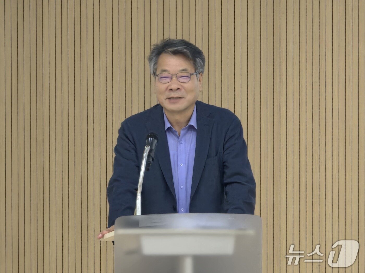 본문 이미지 - 25일 서울 마포구 마포중앙도서관에서 열린 'AI 시대 출판 전략' 특강에서 김태헌 대한출판문화협회 회장이 축사를 하고 있다. 2026.08.25 ⓒ 뉴스1 김정한 기자