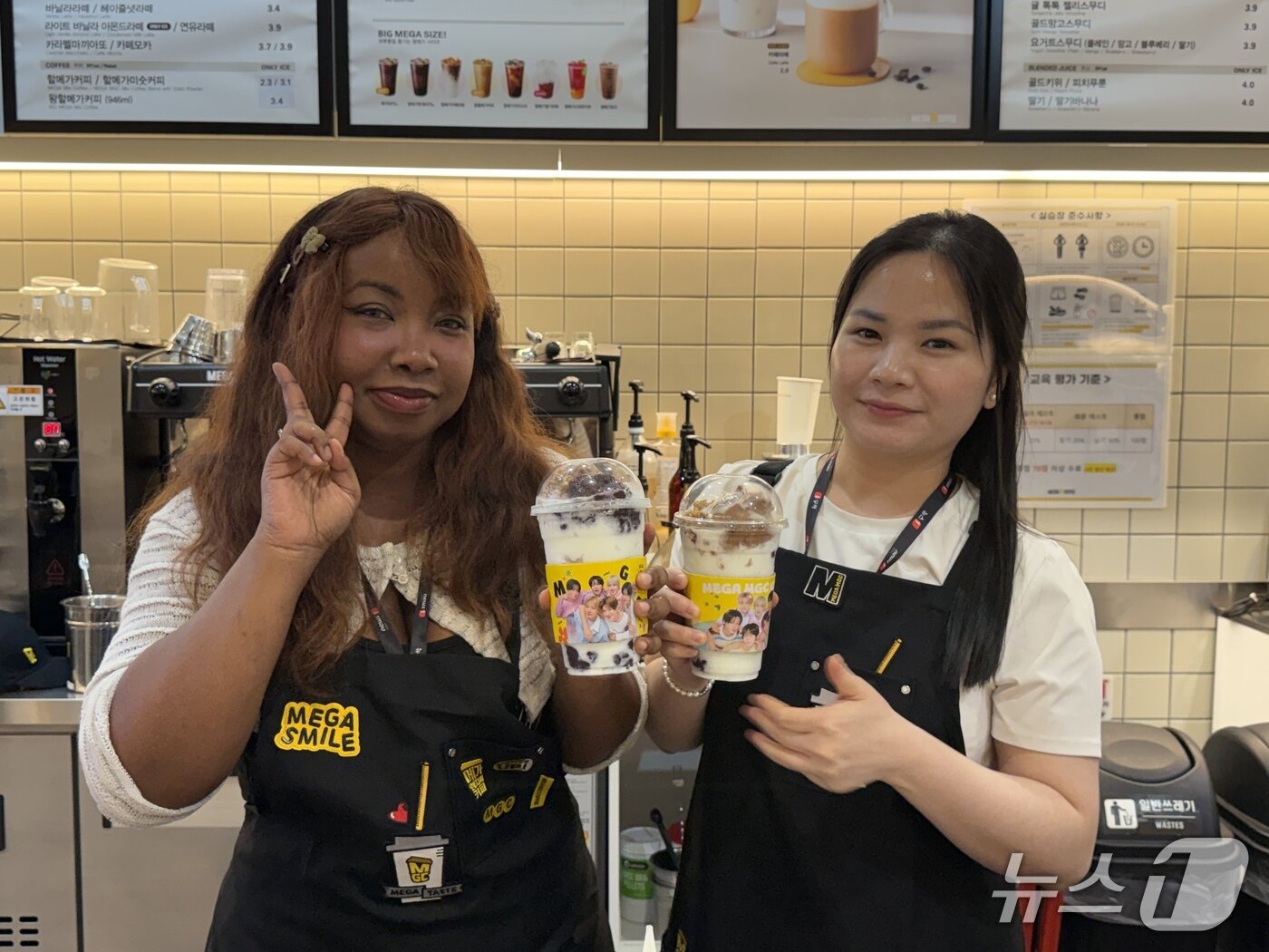 본문 이미지 - 25일 메가MGC커피 본사에서 '팥빙젤라또파르페'를 제조한 참가자들이 사진을 찍고 있다. ⓒ 뉴스1 황두현 기자