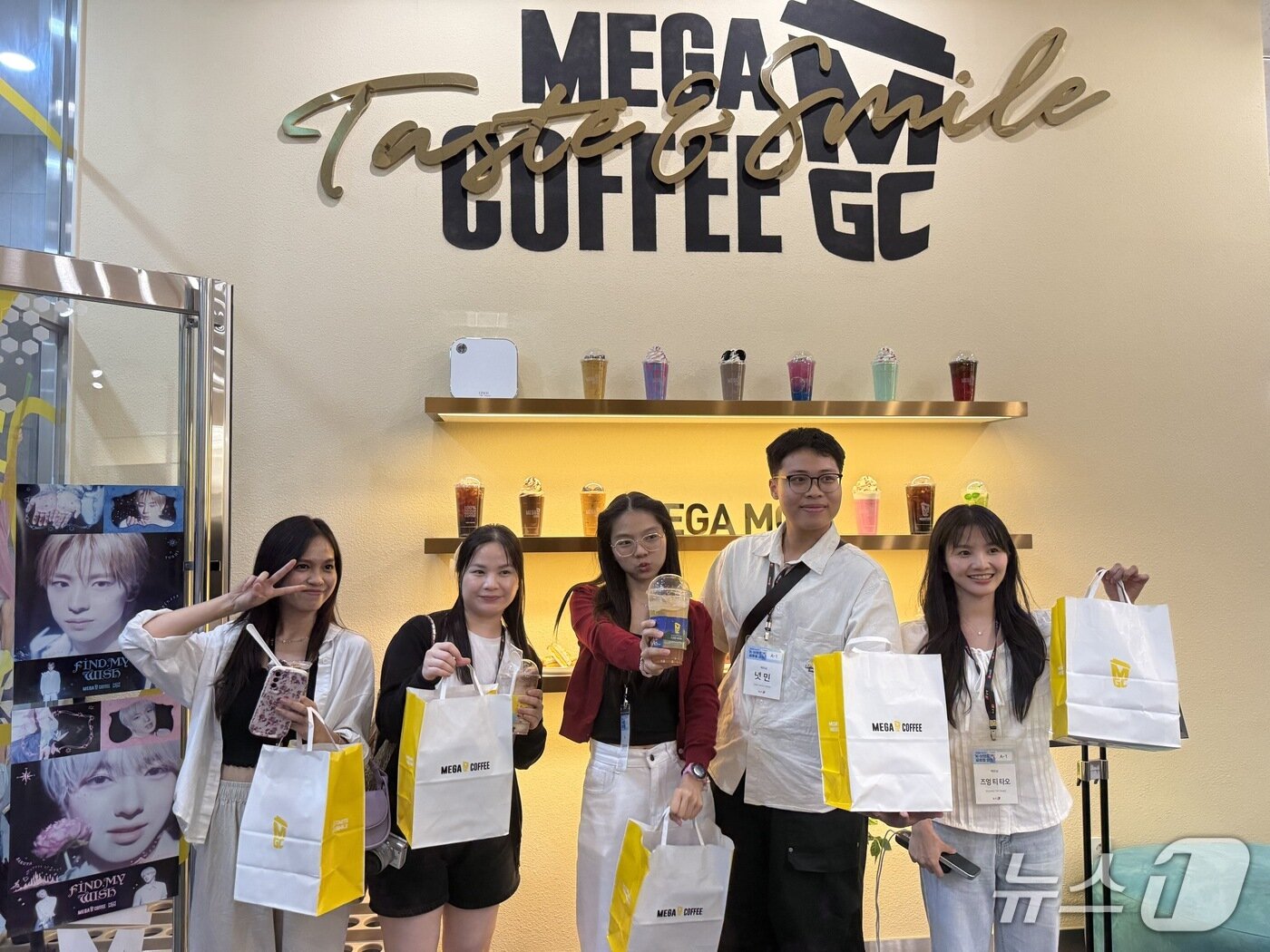 본문 이미지 - 25일 메가MGC커피 본사를 찾은 K-브랜드 글로벌 캠프 참가자가 사진을 찍고 있다. ⓒ 뉴스1 황두현 기자