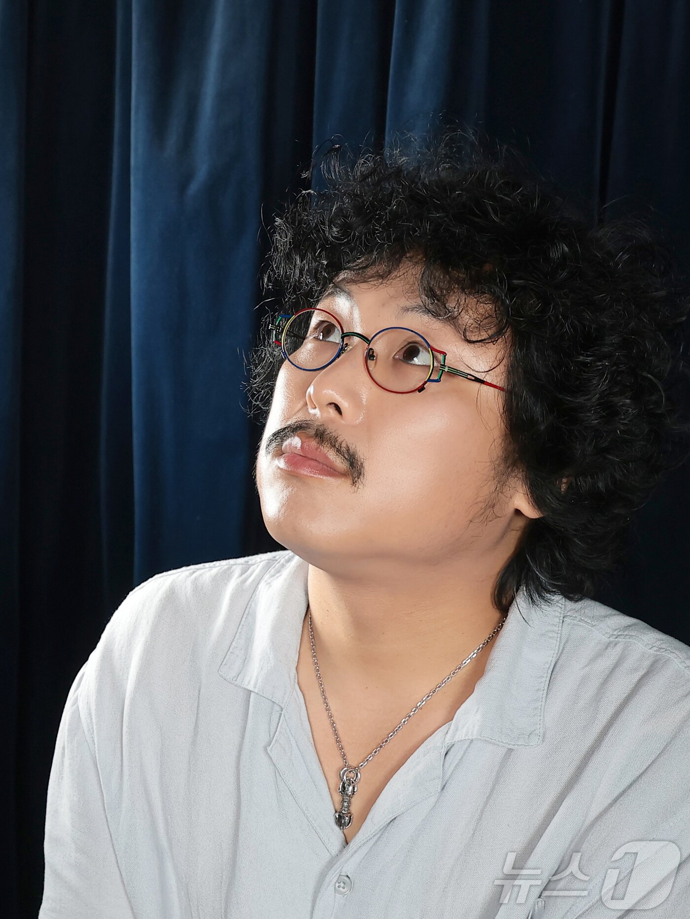 본문 이미지 - '나는반딧불' 원곡자 정중식이 서울 종로구 뉴스1 본사에서 인터뷰 전 포즈를 취하고 있다. ⓒ 뉴스1 권현진 기자