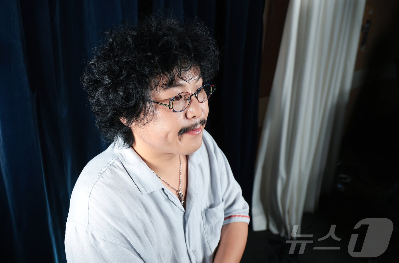 본문 이미지 - '나는 반딧불' 원곡자 정중식이 서울 종로구 뉴스1 본사에서 인터뷰 전 포즈를 취하고 있다.  ⓒ 뉴스1 권현진 기자