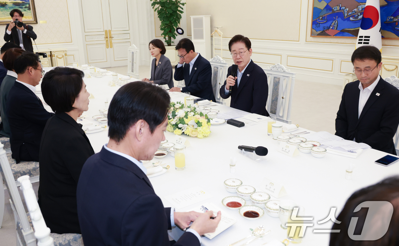 (서울=뉴스1) 이재명 기자 = 이재명 대통령이 25일 청와대에서 열린 더불어민주당 신임 당지도부 만찬 간담회에서 발언을 하고 있다. (청와대통신사진기자단) 2026.8.25/뉴스 …