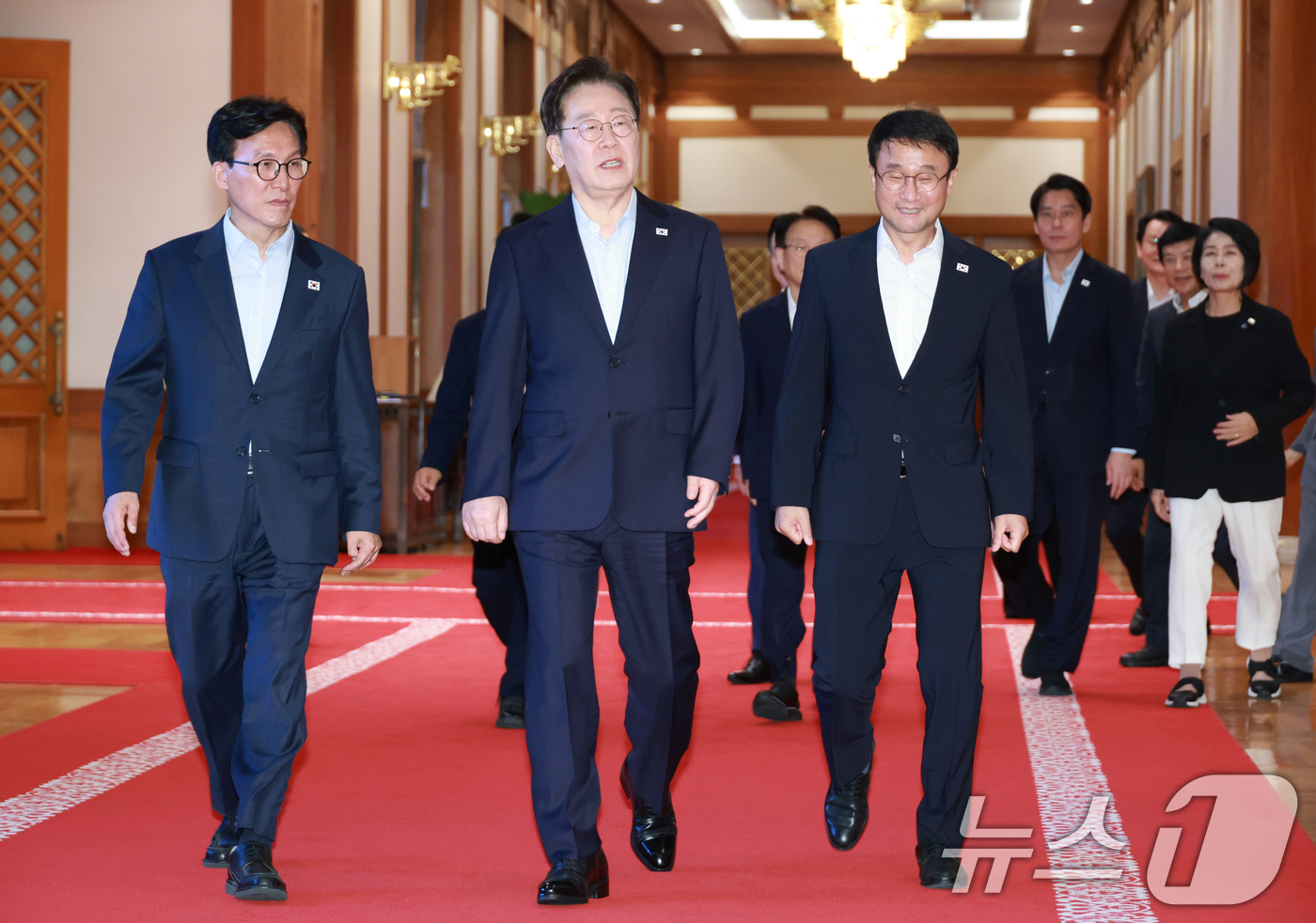 (서울=뉴스1) 이재명 기자 = 이재명 대통령과 김민석 더불어민주당 대표, 한병도 원내대표가 25일 청와대에서 열린 민주당 신임 당지도부 만찬 간담회에 입장하고 있다. (청와대통신 …