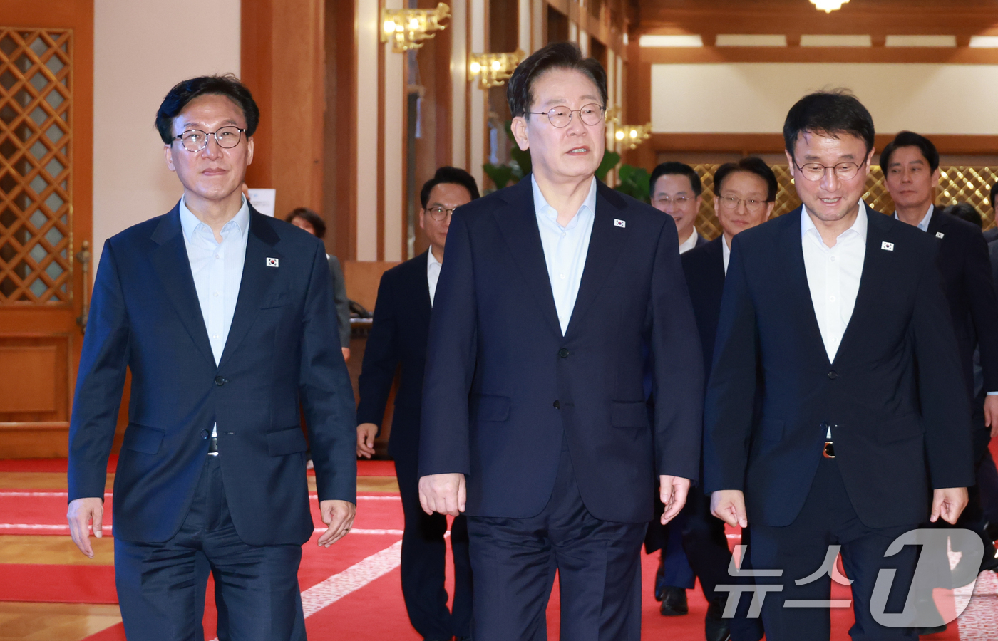 (서울=뉴스1) 이재명 기자 = 이재명 대통령과 김민석 더불어민주당 대표, 한병도 원내대표가 25일 청와대에서 열린 민주당 신임 당지도부 만찬 간담회에 입장하고 있다. (청와대통신 …
