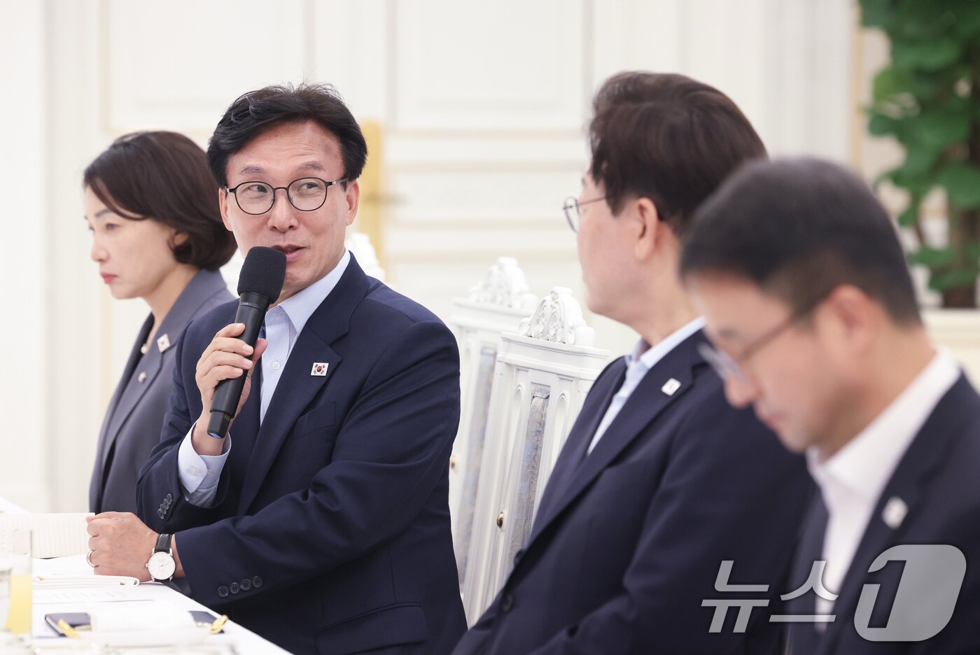 본문 이미지 - 김민석 더불어민주당 대표가 25일 청와대에서 이재명 대통령이 마련한 민주당 신임 당지도부 만찬 간담회에서 발언을 하고 있다. (청와대통신사진기자단) 2026.8.25 ⓒ 뉴스1 이재명 기자