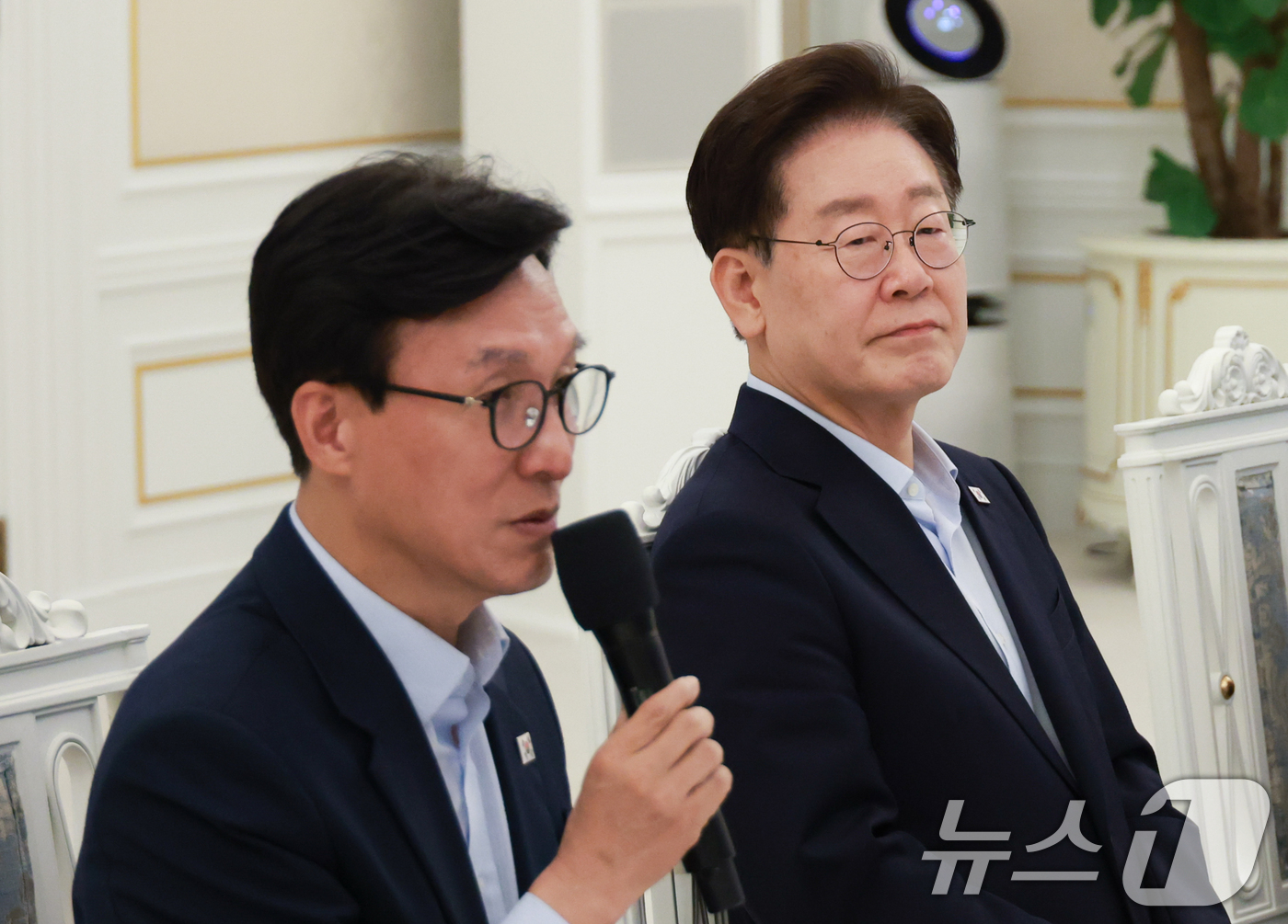 (서울=뉴스1) 이재명 기자 = 이재명 대통령이 25일 청와대에서 열린 더불어민주당 신임 당지도부 만찬 간담회에서 김민석 대표의 발언을 듣고 있다. (청와대통신사진기자단) 2026 …
