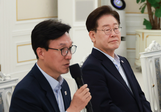 김민석 대표 발언 듣는 이재명 대통령