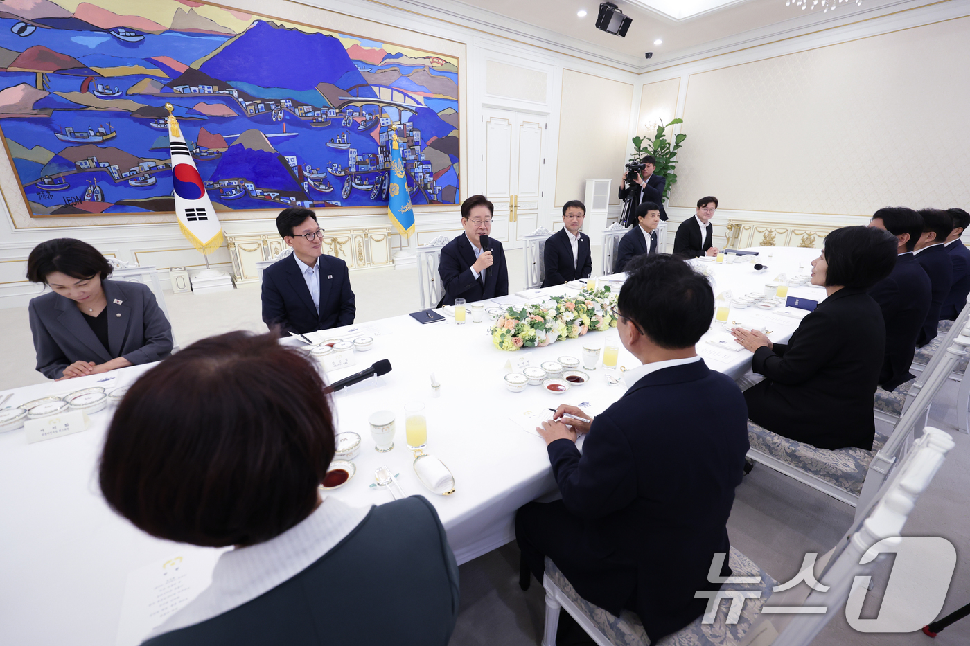 (서울=뉴스1) 이재명 기자 = 이재명 대통령이 25일 청와대에서 열린 더불어민주당 신임 당지도부 만찬 간담회에서 발언을 하고 있다. (청와대통신사진기자단) 2026.8.25/뉴스 …