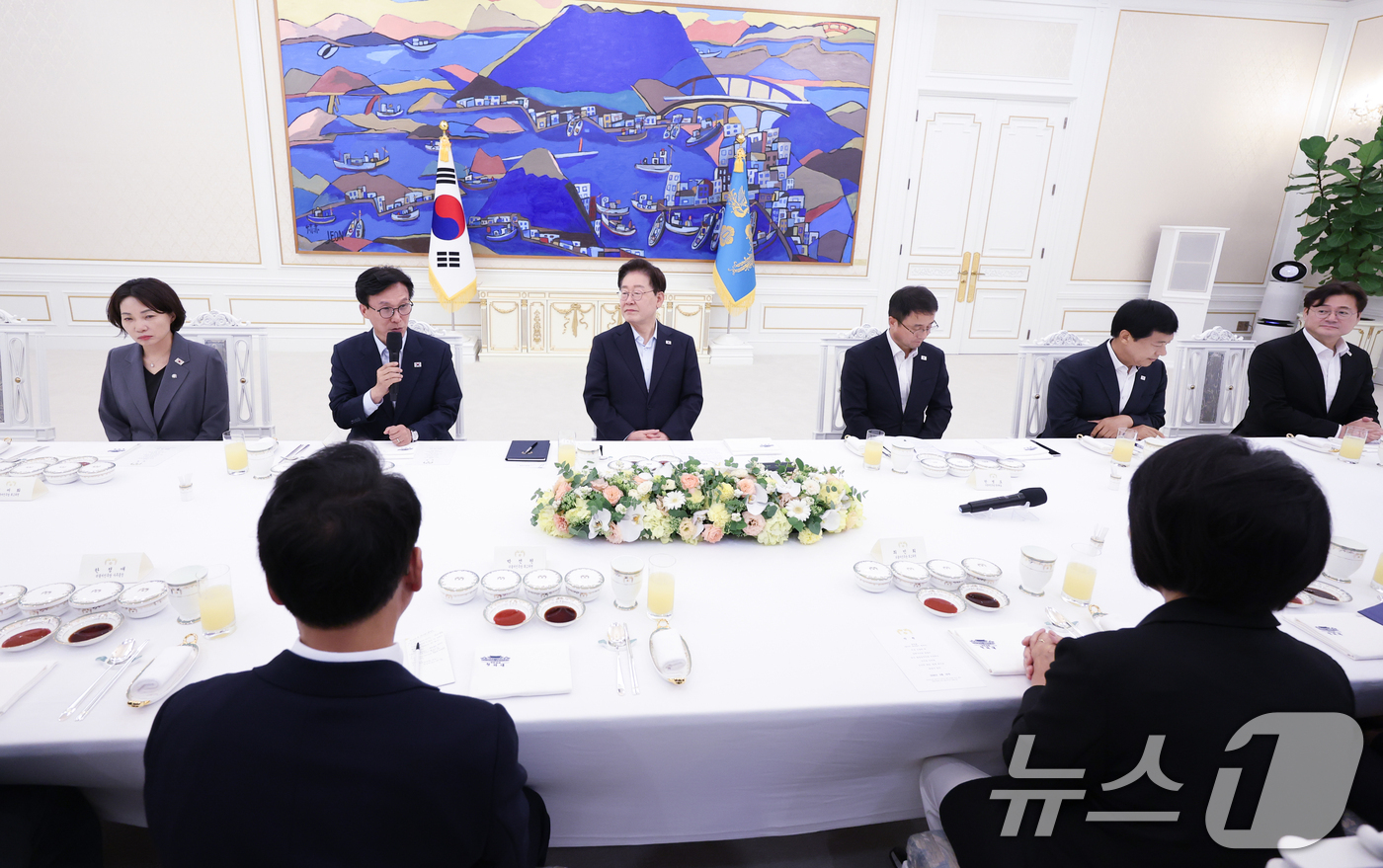 (서울=뉴스1) 이재명 기자 = 김민석 더불어민주당 대표가 25일 청와대에서 이재명 대통령이 마련한 민주당 신임 당지도부 만찬 간담회에서 발언을 하고 있다. (청와대통신사진기자단) …