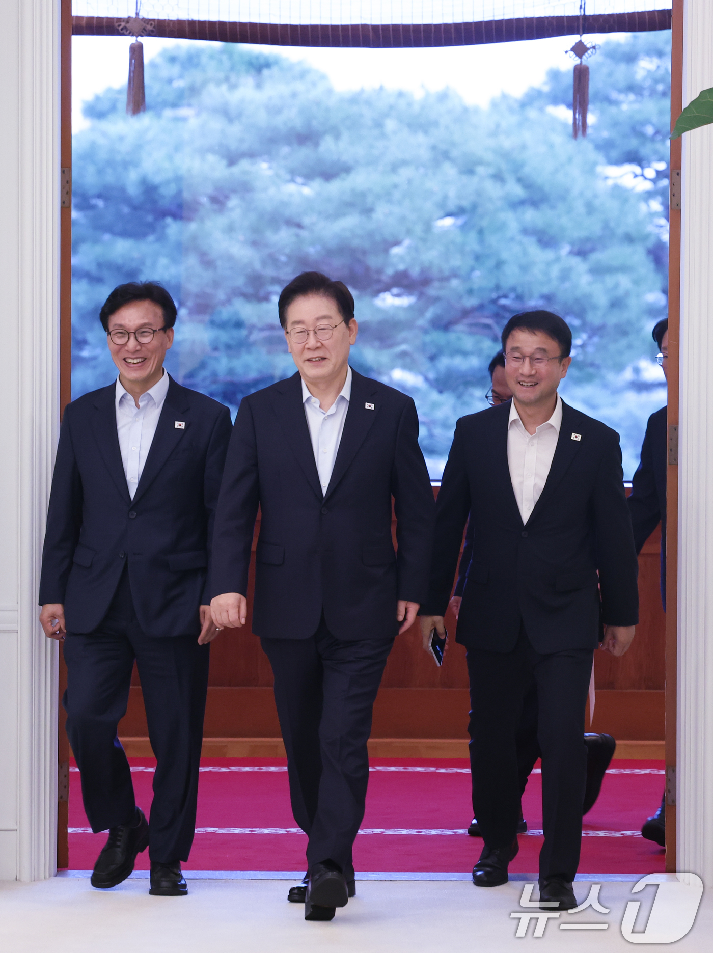 (서울=뉴스1) 이재명 기자 = 이재명 대통령과 김민석 더불어민주당 대표, 한병도 원내대표가 25일 청와대에서 열린 민주당 신임 당지도부 만찬 간담회에 입장하고 있다. (청와대통신 …