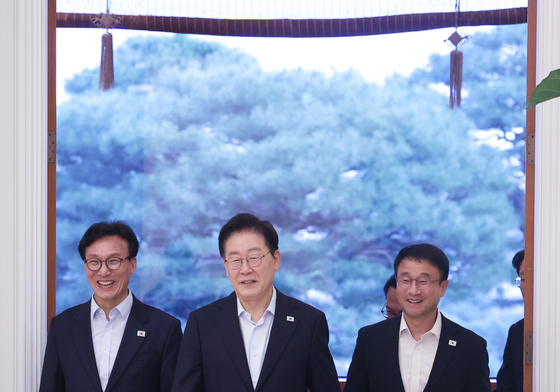 만찬 간담회 입장하는 이재명 대통령