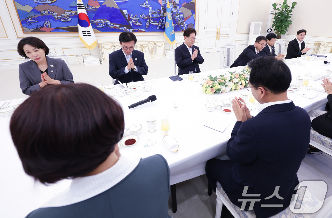 (서울=뉴스1) 이재명 기자 = 이재명 대통령과 김민석 더불어민주당 대표, 한병도 원내대표가 25일 청와대에서 열린 민주당 신임 당지도부 만찬 간담회에서 박수를 치고 있다. (청와 …