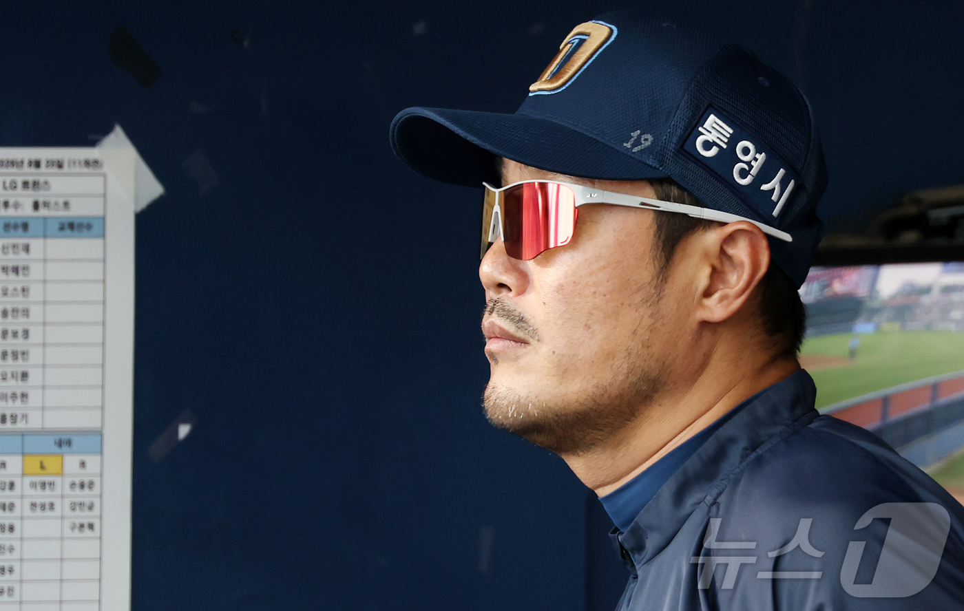 (서울=뉴스1) 김진환 기자 = 25일 오후 서울 송파구 잠실야구장에서 열린 프로야구 '2026 신한은행 SOL KBO리그' NC 다이노스와 LG 트윈스의 경기,  NC 이호준 감 …