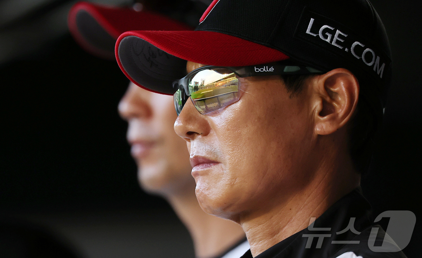 (서울=뉴스1) 김진환 기자 = 25일 오후 서울 송파구 잠실야구장에서 열린 프로야구 '2026 신한은행 SOL KBO리그' NC 다이노스와 LG 트윈스의 경기, LG 염경엽 감독 …