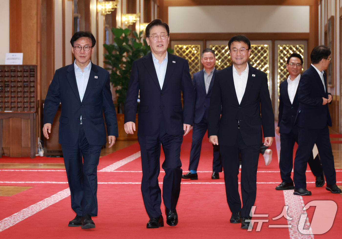 (서울=뉴스1) 이재명 기자 = 이재명 대통령과 김민석 더불어민주당 대표, 한병도 원내대표가 25일 청와대에서 열린 민주당 신임 당지도부 만찬 간담회에 입장하고 있다. (청와대통신 …