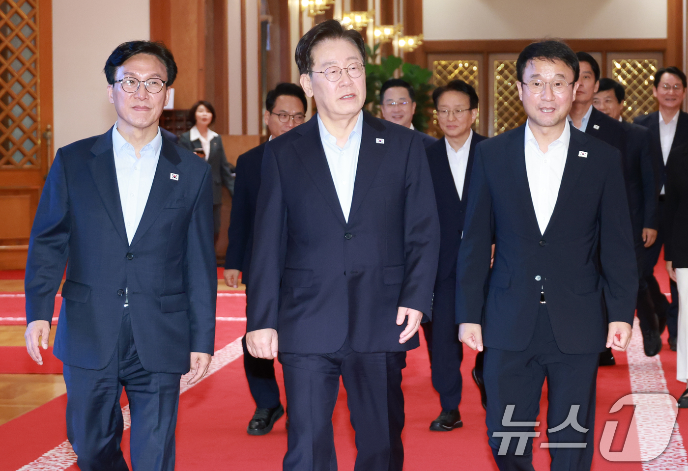 (서울=뉴스1) 이재명 기자 = 이재명 대통령과 김민석 더불어민주당 대표, 한병도 원내대표가 25일 청와대에서 열린 민주당 신임 당지도부 만찬 간담회에 입장하고 있다. (청와대통신 …