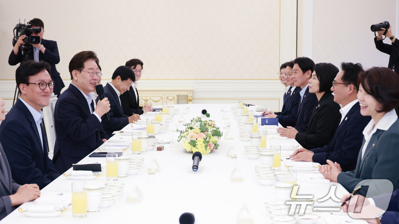 (서울=뉴스1) 이재명 기자 = 이재명 대통령이 25일 청와대에서 열린 더불어민주당 신임 당지도부 만찬 간담회에서 발언을 하고 있다. (청와대통신사진기자단) 2026.8.25/뉴스 …