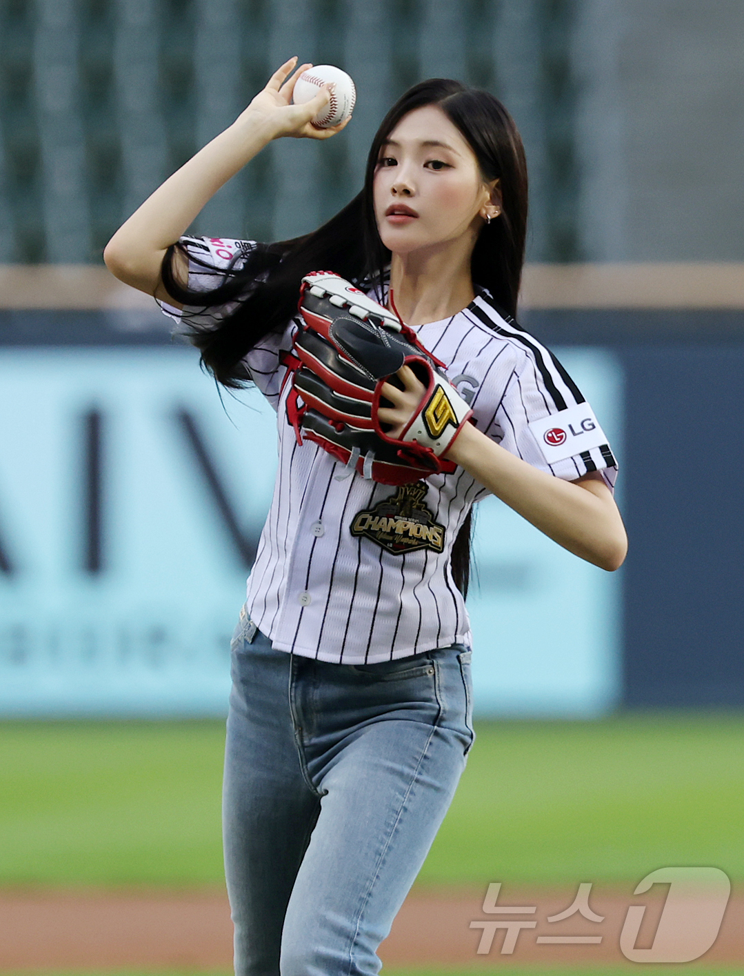(서울=뉴스1) 김진환 기자 = 25일 오후 서울 송파구 잠실야구장에서 열린 프로야구 '2026 신한은행 SOL KBO리그' NC 다이노스와 LG 트윈스의 경기, 걸그룹 베이비돈크 …