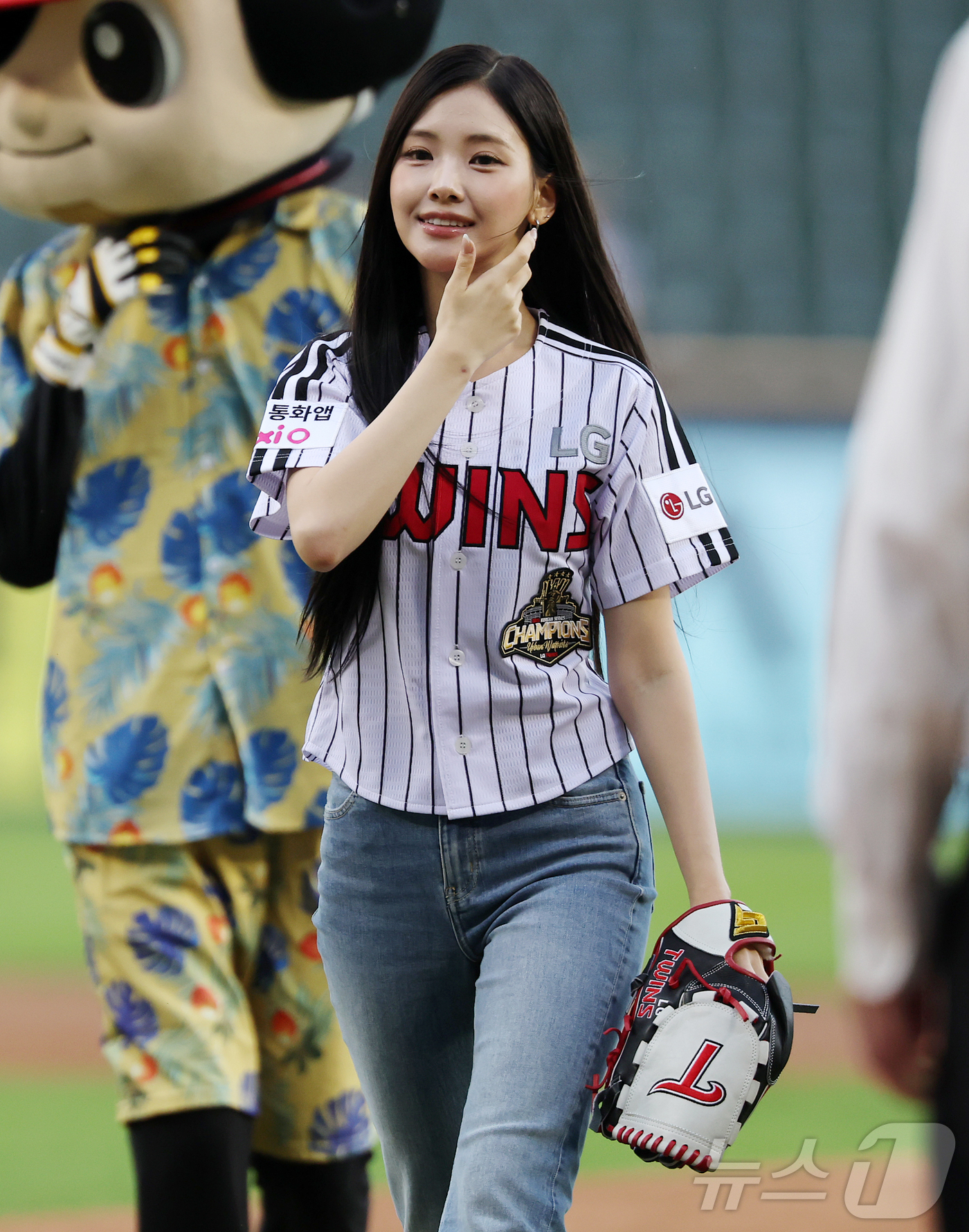 (서울=뉴스1) 김진환 기자 = 25일 오후 서울 송파구 잠실야구장에서 열린 프로야구 '2026 신한은행 SOL KBO리그' NC 다이노스와 LG 트윈스의 경기, 걸그룹 베이비돈크 …