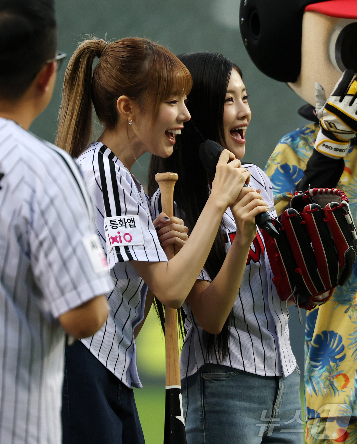 (서울=뉴스1) 김진환 기자 = 25일 오후 서울 송파구 잠실야구장에서 열린 프로야구 '2026 신한은행 SOL KBO리그' NC 다이노스와 LG 트윈스의 경기, 걸그룹 베이비돈크 …