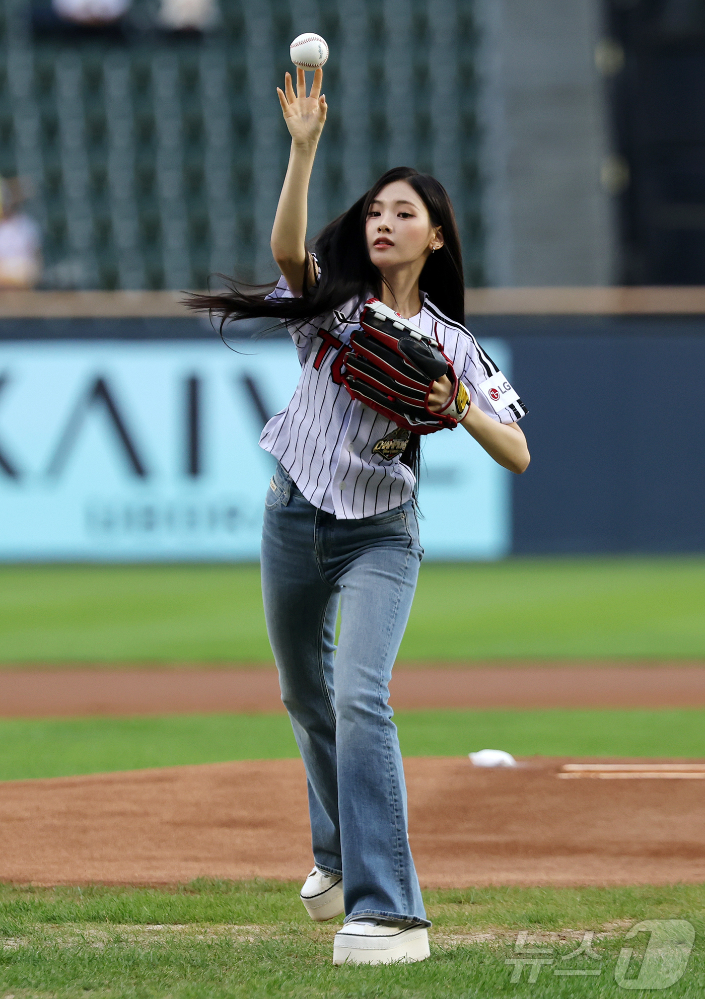 (서울=뉴스1) 김진환 기자 = 25일 오후 서울 송파구 잠실야구장에서 열린 프로야구 '2026 신한은행 SOL KBO리그' NC 다이노스와 LG 트윈스의 경기, 걸그룹 베이비돈크 …