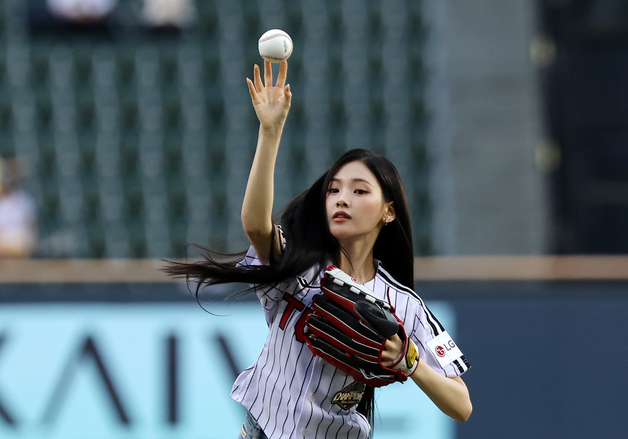 베이비돈크라이 이현, 승리 기원 시구