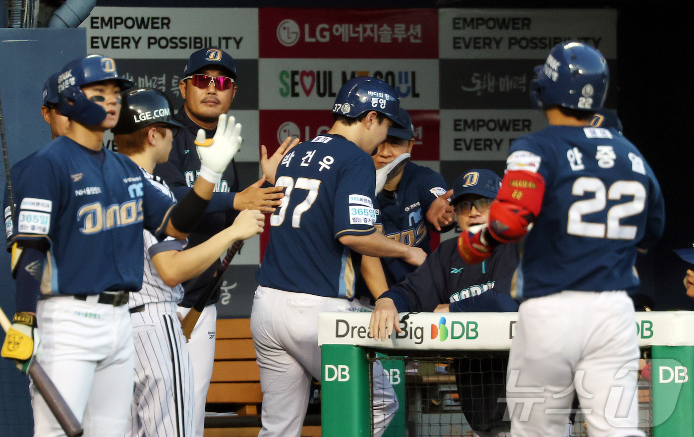 (서울=뉴스1) 김진환 기자 = 25일 오후 서울 송파구 잠실야구장에서 열린 프로야구 '2026 신한은행 SOL KBO리그' NC 다이노스와 LG 트윈스의 경기, NC 박건우가 2 …