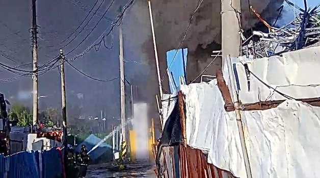 시흥 과림동 고물상서 불…검은 연기 다량 발생