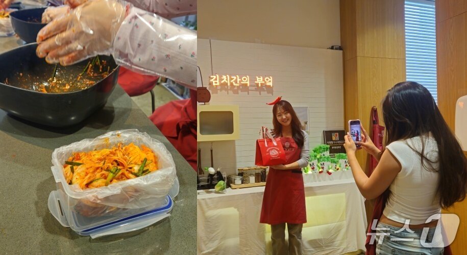 본문 이미지 - 김장 체험 후 포토존에서 인증샷을 남기는 참가자들 ⓒ 뉴스1 박혜연 기자