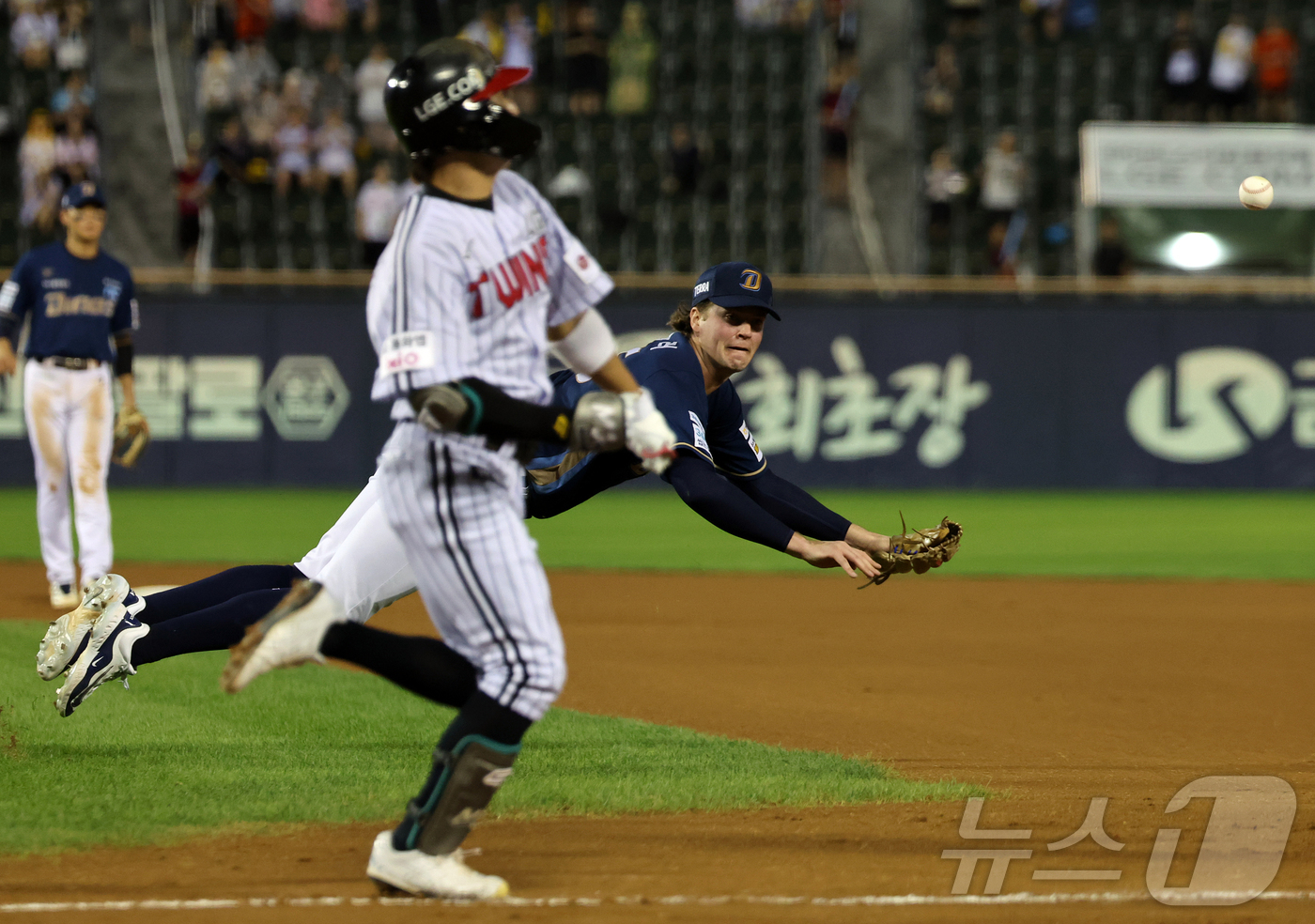 (서울=뉴스1) 김진환 기자 = 25일 오후 서울 송파구 잠실야구장에서 열린 프로야구 '2026 신한은행 SOL KBO리그' NC 다이노스와 LG 트윈스의 경기, NC 선발 테일러 …