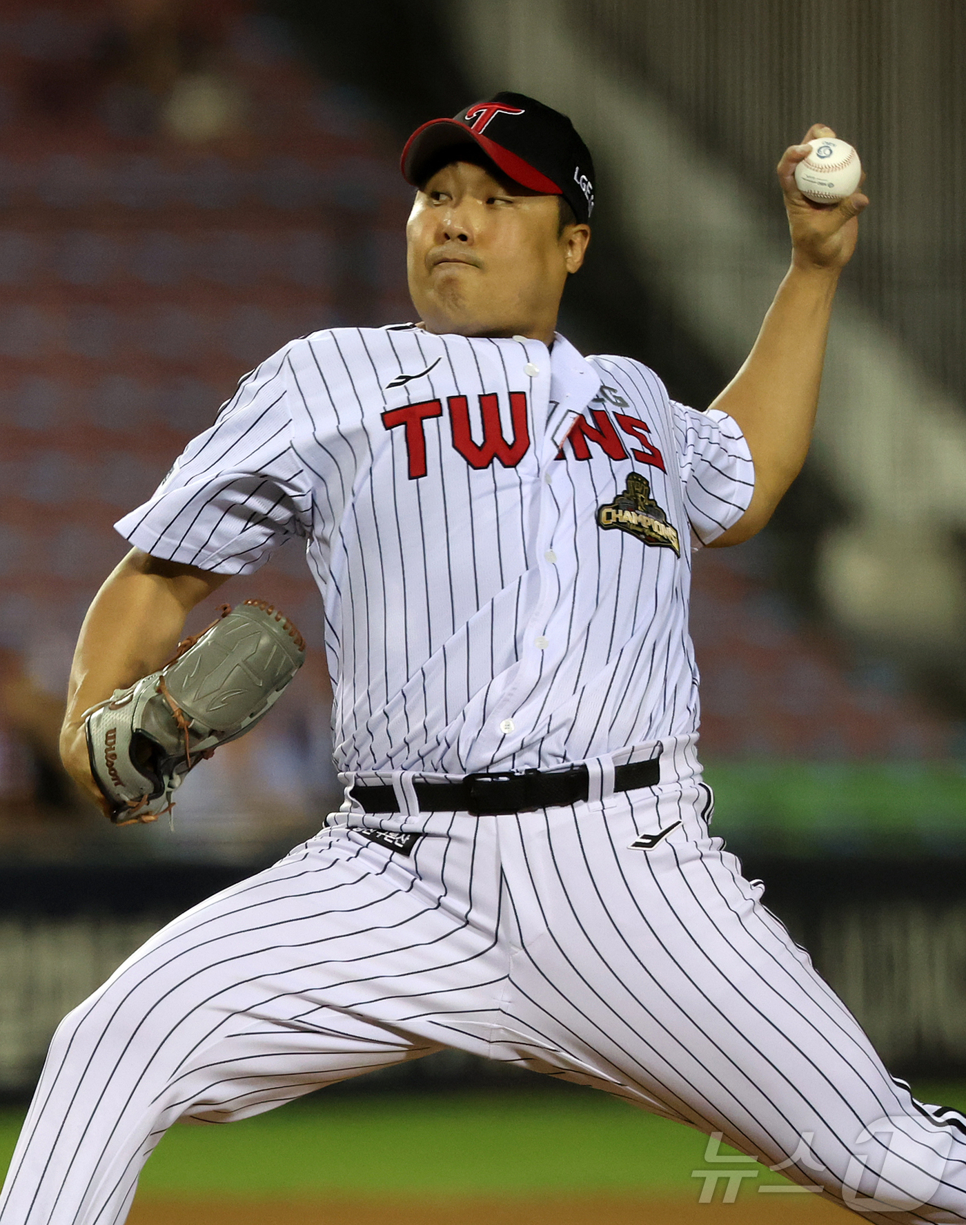 (서울=뉴스1) 김진환 기자 = 25일 오후 서울 송파구 잠실야구장에서 열린 프로야구 '2026 신한은행 SOL KBO리그' NC 다이노스와 LG 트윈스의 경기, LG 이우찬이 7 …