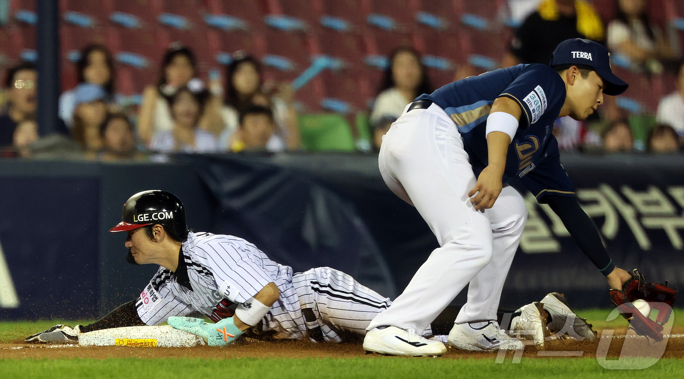 (서울=뉴스1) 김진환 기자 = 25일 오후 서울 송파구 잠실야구장에서 열린 프로야구 '2026 신한은행 SOL KBO리그' NC 다이노스와 LG 트윈스의 경기, LG 신민재가 8 …